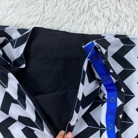 Lululemon Vinyasa Scarf *Luon Light Arrow Chevron White Black / Black - Picture 2 of 4